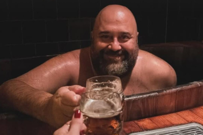 Somer şef kendinden 25 yaş küçük sevgilisiyle verdiği küvet pozları sosyal medyayı salladı