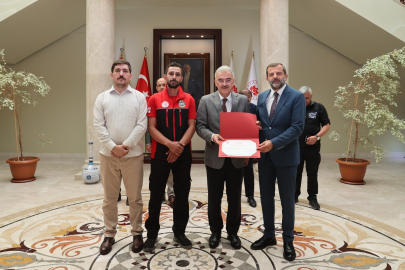 Bursa Valisi Ayyıldız'dan yangın kahramanlarına teşekkür