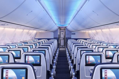 Yolcular uçaktan indirildi: Dev hava yolu şirketi onlarca seferini iptal etti!