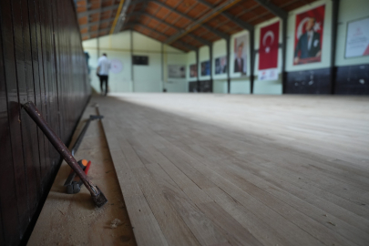 Bursa Yenişehir Kapalı Spor Salonunun zemini yenileniyor