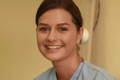 Yasemin Özilha beyaz şortuyla poz verip fiziğini sergiledi!