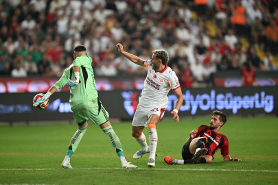 Barış Alper Yılmaz sazı eline aldı