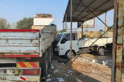 Bursa'da lastiği patlayan kamyonet, fabrika bahçesindeki TIR'a çarptı!
