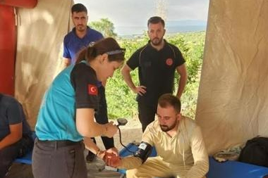 Bursa'da yangın bölgelerinde kurulan sahra hastanelerinde yüzlerce kişiye müdahale ettiler