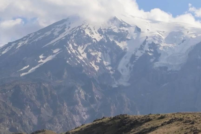 Ağrı Dağı'nın zirvesindeki takke buzulu eriyor