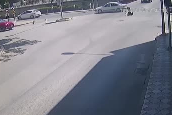 Amasya'da kazada yere düşünce kalkıp aracı yumrukladı