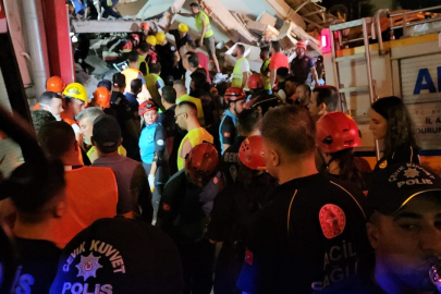 Balıkesir'deki depremde yıkılan binadaki 6 kişinin 6'sı da sağ kurtarıldı