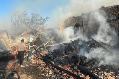 Burdur'da kaynak makinesinden çıkan yangında ev, araç ve ahır yandı, 3 buzağı telef oldu