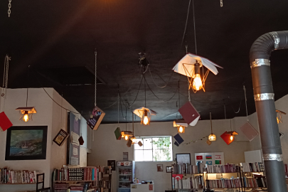 Bursa'da kitapları dijital çağ yenilenmesine dikkat çekmek için tavana astı