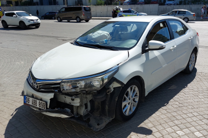 Samsun'da otomobil kamyonla çarpıştı