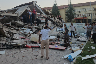Sındırgı depremi kurtarma çalışmaları ve yıkılan bina son durum