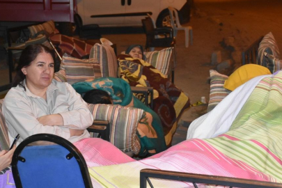 Balıkesir'deki deprem sonrası geceyi sokakta geçirdiler! Evlerine giremediler...