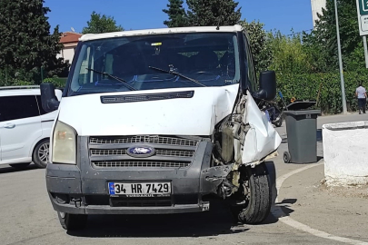 Bursa'da kamyonet beton direğe çarptı: 3 yaralı