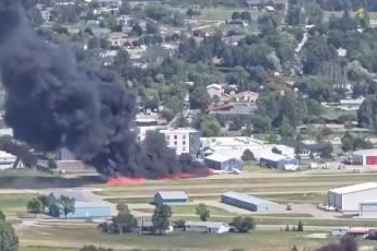 ABD'de sert iniş yapan uçak, pistteki uçaklara çarptı