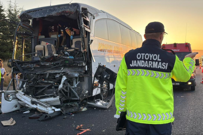 Anadolu Otoyolu'nda otobüs kamyona çarptı: 1 ölü, 10 yaralı
