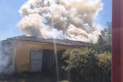 Çorum'da alevlere teslim olan bina kullanılmaz hale geldi
