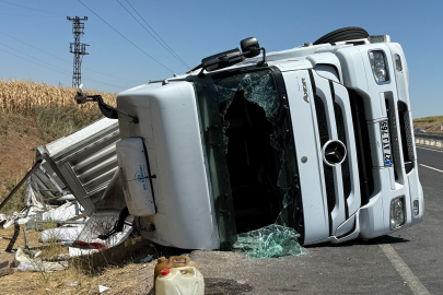 Diyarbakır’da gübre yüklü tır yol kenarına devrildi