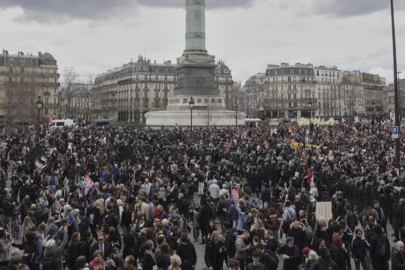 Hollandalı aktivistlerden Microsoft önünde 'İsrail' protestosu