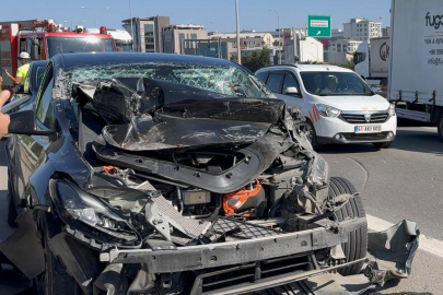 İstanbul Sultanbeyli'de tıra çarpan Tesla hurdaya döndü