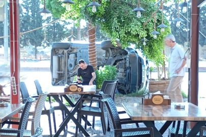 Mersin’de yoldan çıkan araç ağaca çarparak devrildi