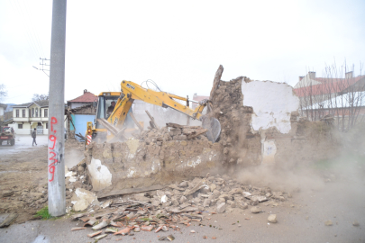 Bursa Yenişehir’de metruk binalarla mücadele hız kazandı