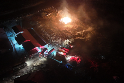 Sivas'ta samanlıkta çıkan yangın, 6 bin balya ve 4 traktörü küle çevirdi