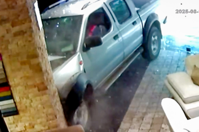 Manisa'da sürücünün tansiyonu düştü, araç önündeki araca çarpıp mağazaya daldı