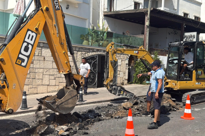 Muğla Bodrum’da su hattı patladı, işyeri ve depo sular altında kaldı