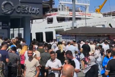 Balıkesir'de fırtına gemi seferlerini iptal ettirdi: Tatilciler Erdek'te uzun kuyruklar oluşturdu