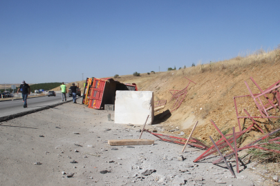 Konya’da mermer blok ve tomruk taşıyan tırlar devrild