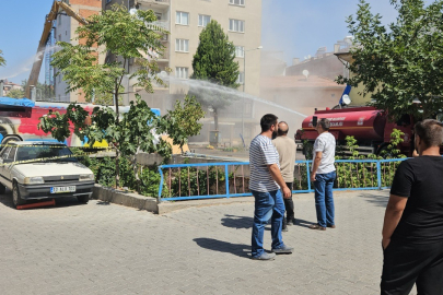 Balıkesir Sındırgı'da depremde ağır hasar gören binalar yıkılmaya devam ediyor