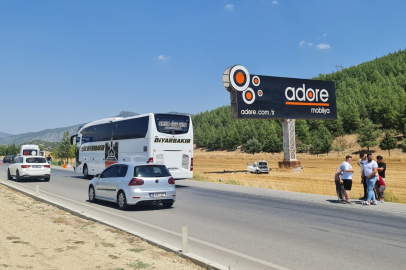 Burdur'da sollamak istediği otobüse çarpıp tarlaya uçtu, 1’i ağır 3 kişi yaralandı