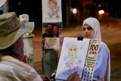 Bursa'da aynı ağacın altında 55 yıldır karikatür çiziyor!