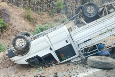 Hakkari'de kamyonet takla attı: 2 yaralı