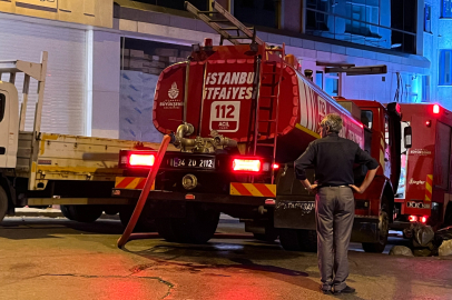 İstanbul Kağıthane'de 5 katlı iş merkezinin çatısında yangın çıktı