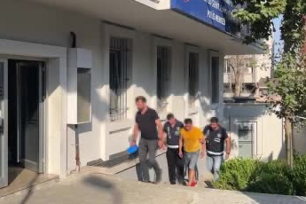 İstanbul Üsküdar'da satırla araçlara zarar veren şahıs yakalandı