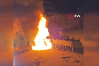 Kocaeli'de dere yatağına düşen kamyonet alev aldı