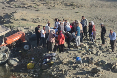 Van’da traktörün römorku devrildi: 8 yaralı