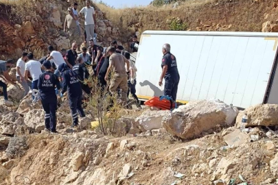 Diyarbakır'da kamyonet şarampole devrildi: 3 yaralı