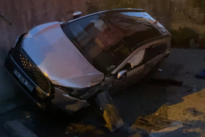 İstanbul'da otomobil apartmanın bahçesine düştü: 1 yaralı