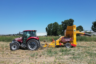 Kuru fasulye hasat makinesi Bursa İnegöl tarlalarında mesaiye başladı