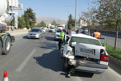 Malatya'da 4 aracın karıştığı kaza trafiği felç etti