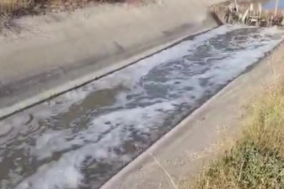 Amasya'da sulama kanalı kirlilikten köpürdü
