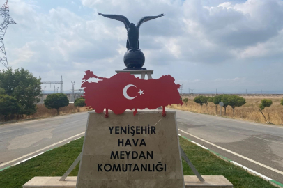 Bursa'da Türk Bayraklı kartal heykeline büyük ilgi