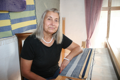 Eski giysilerin iplerinden harika eşyalar dokuyor