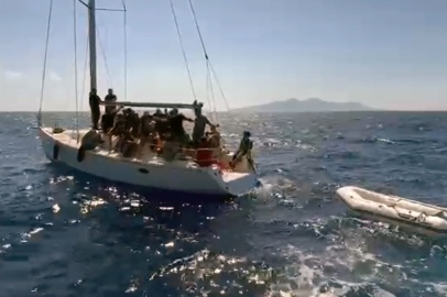 Muğla Datça açıklarında sürüklenen yelkenli teknedeki 43 düzensiz göçmen kurtarıldı