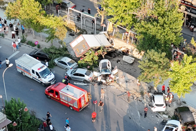 Nevşehir'de freni patlayan kamyon 10 araca çarpıp, kanala düştü