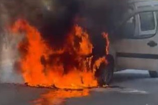 Osmaniye'de hafif ticari araç alev alev yandı