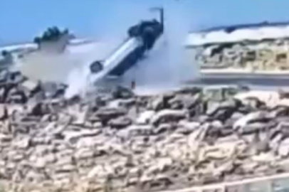 Şanlıurfa'da kayalıklara çarpan otomobilin devrilme anı kamerada