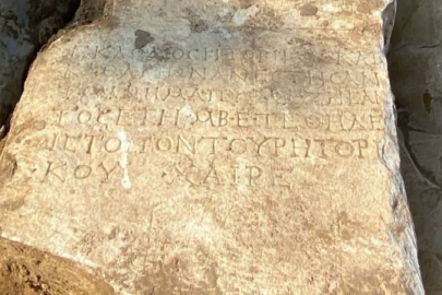 1900 yıllık mezar taşını satmaya çalışırken yakalandı